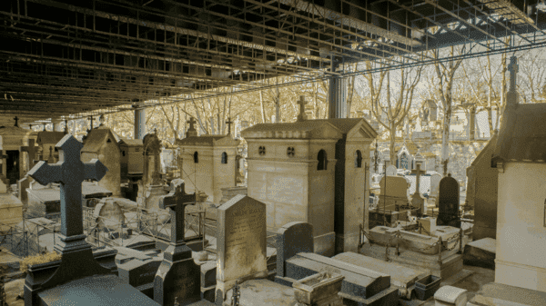 plusieurs tombes sous un pont