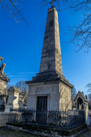 Caveau surmonté d'une obélisque