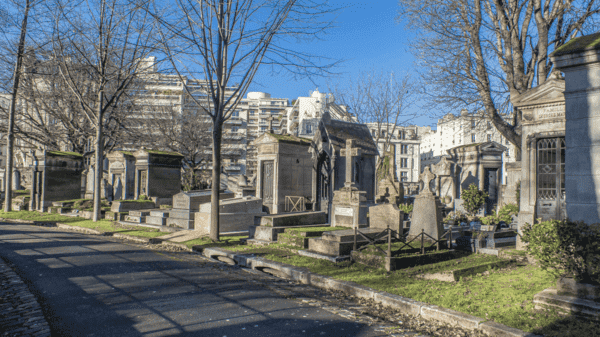 Une allée du cimetière