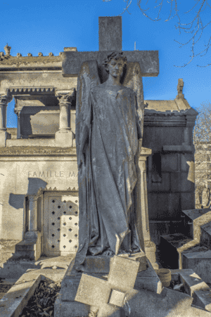 Tombe avec une statue d'ange debout