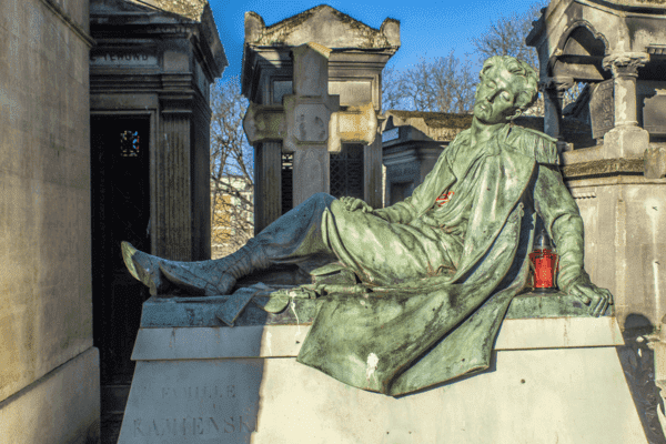 Tombe avec une statue d'un soldat mort au combat